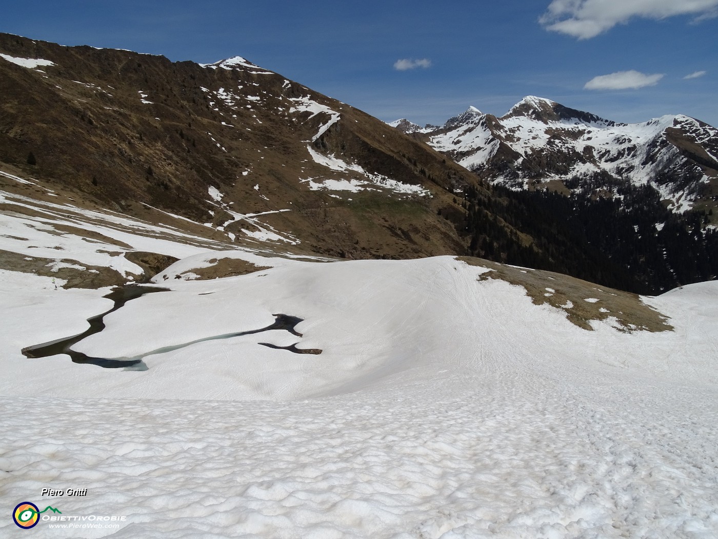 45 Sguardo indietro mentre risalgo a vista i pascoli innevati in direzione Forcella Rossa .JPG